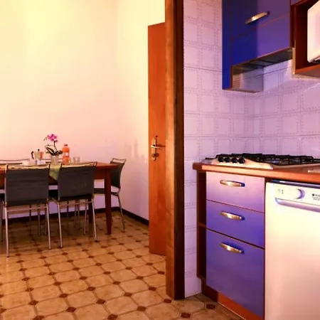 Cozy And Modern Front Apartment